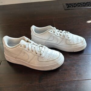 Nike Air Force 1 Low in white - youth/big kids size